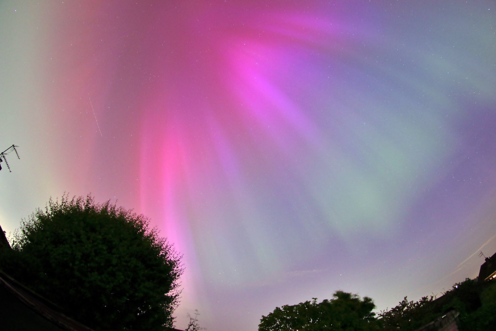 Furtuna geomagnetică a mai produs încă o noapte de spectacol în întreaga lume. Aurora boreală a fost din nou vizibilă