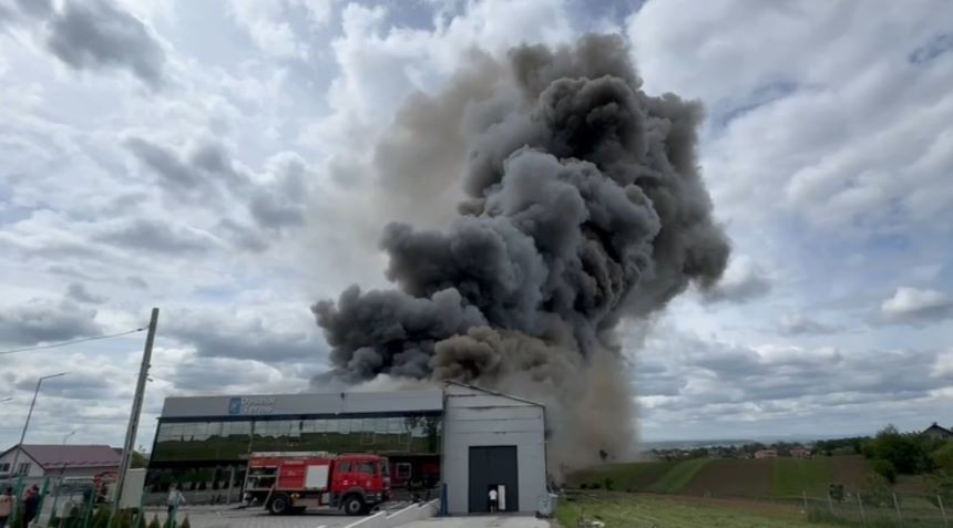 Incendiu cu degajări mari de fum la o hală din Suceava. Flăcările au afectat întreaga suprafață a depozitului
