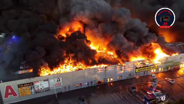 Incendiu de amploare la un mall din Varşovia. Zeci de echipaje de pompieri s-au luptat ore în șir cu flăcările violente