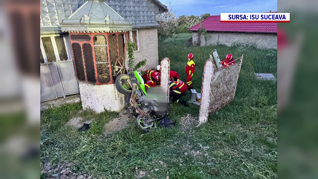 Un tânăr a murit după ce motocicleta pe care era cu un alt băiat s-a izbit de o fântână din beton și de un gard, în Suceava