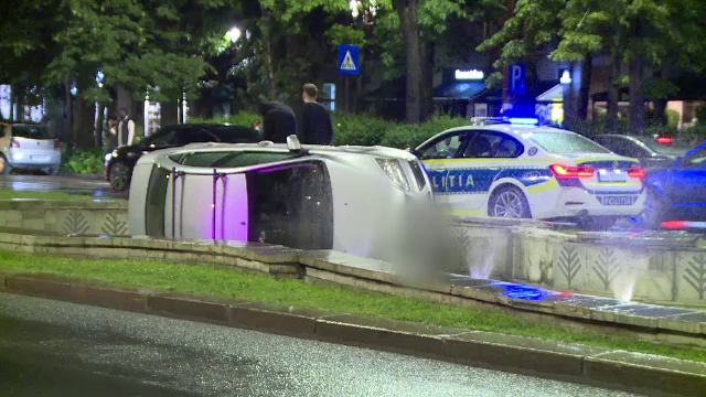 O mașină a ajuns într-una dintre fântânile de pe Bulevardul Unirii din București. Șoferul a pierdut controlul volanului