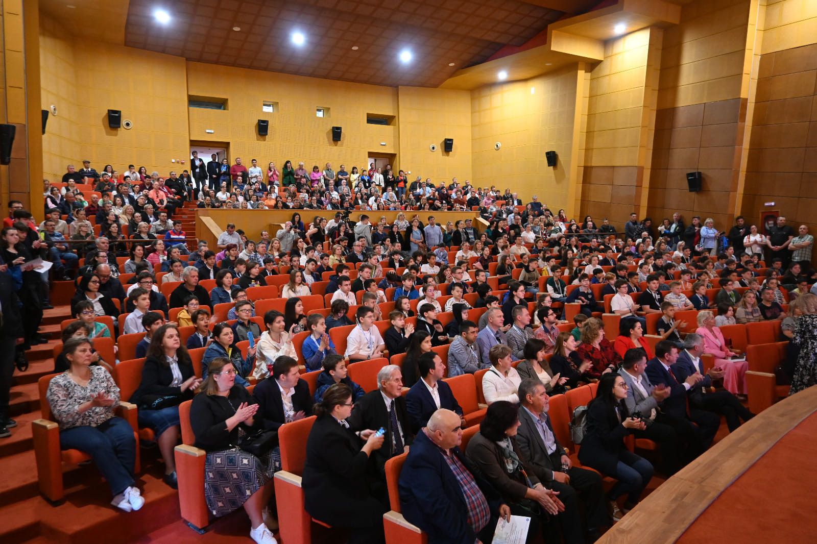 Olimpicii naționali la matematică veniți la Vaslui au primit un album cu Dumitru Buzatu, baronul PSD arestat pentru șpagă