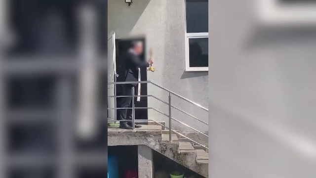 Un preot din Maramureș a fost filmat când îi poruncește unui tânăr să îngenuncheze în fața lui. „Motivele sunt mai multe”