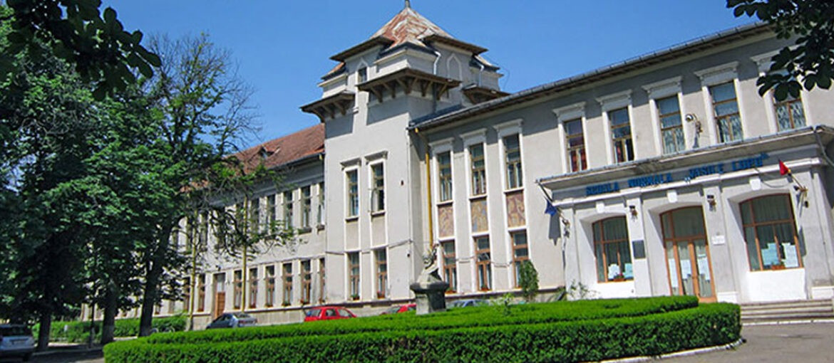 Ce au descoperit muncitorii în curtea unui colegiu din Iași în timp ce făceau săpături. Cursurile au fost suspendate. FOTO