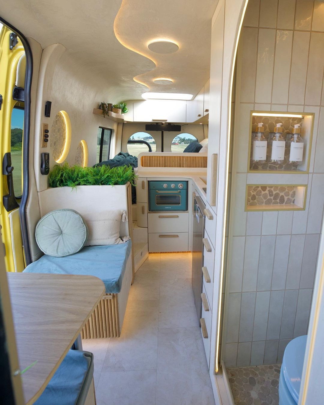 Cum și-a transformat o tânără de 24 de ani furgoneta într-o locuință. Investiția a costat-o 140.000 de dolari. GALERIE FOTO