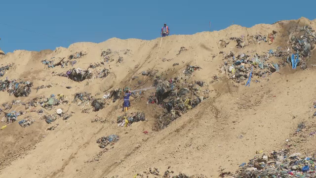 Incendiul de la groapa de gunoi din Galați încă nu a fost stins complet. Pompierii au stabilit că focul nu s-a autoaprins