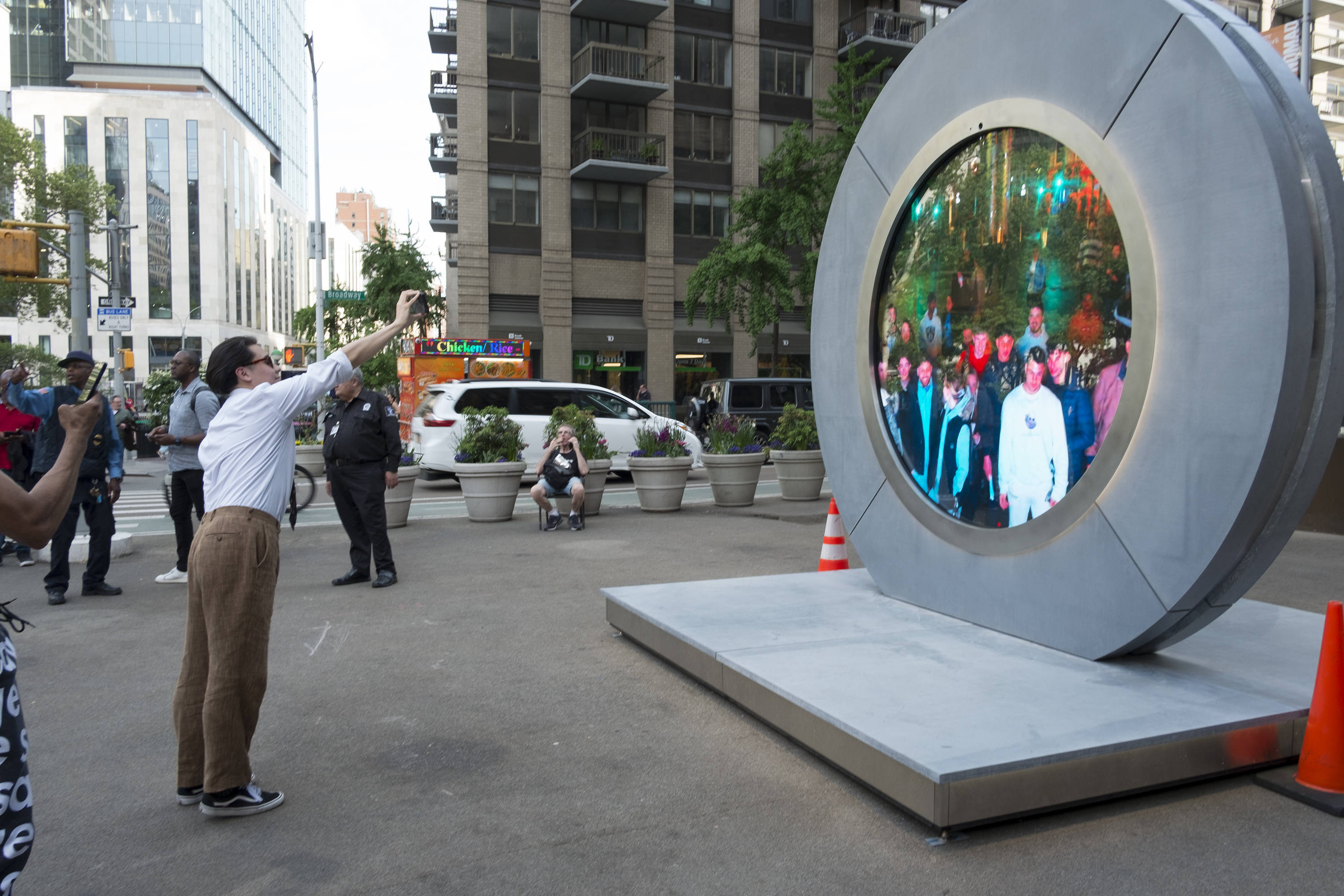 Portalul prin care cei din Dublin și New York se puteau vedea live a fost închis după câteva zile. Ce își arătau oamenii