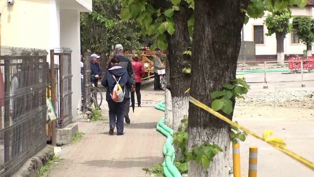 Localnicii din Slănic Prahova se întorc la locuințe, după trei săptămâni de la surparea străzii. Care le sunt temerile