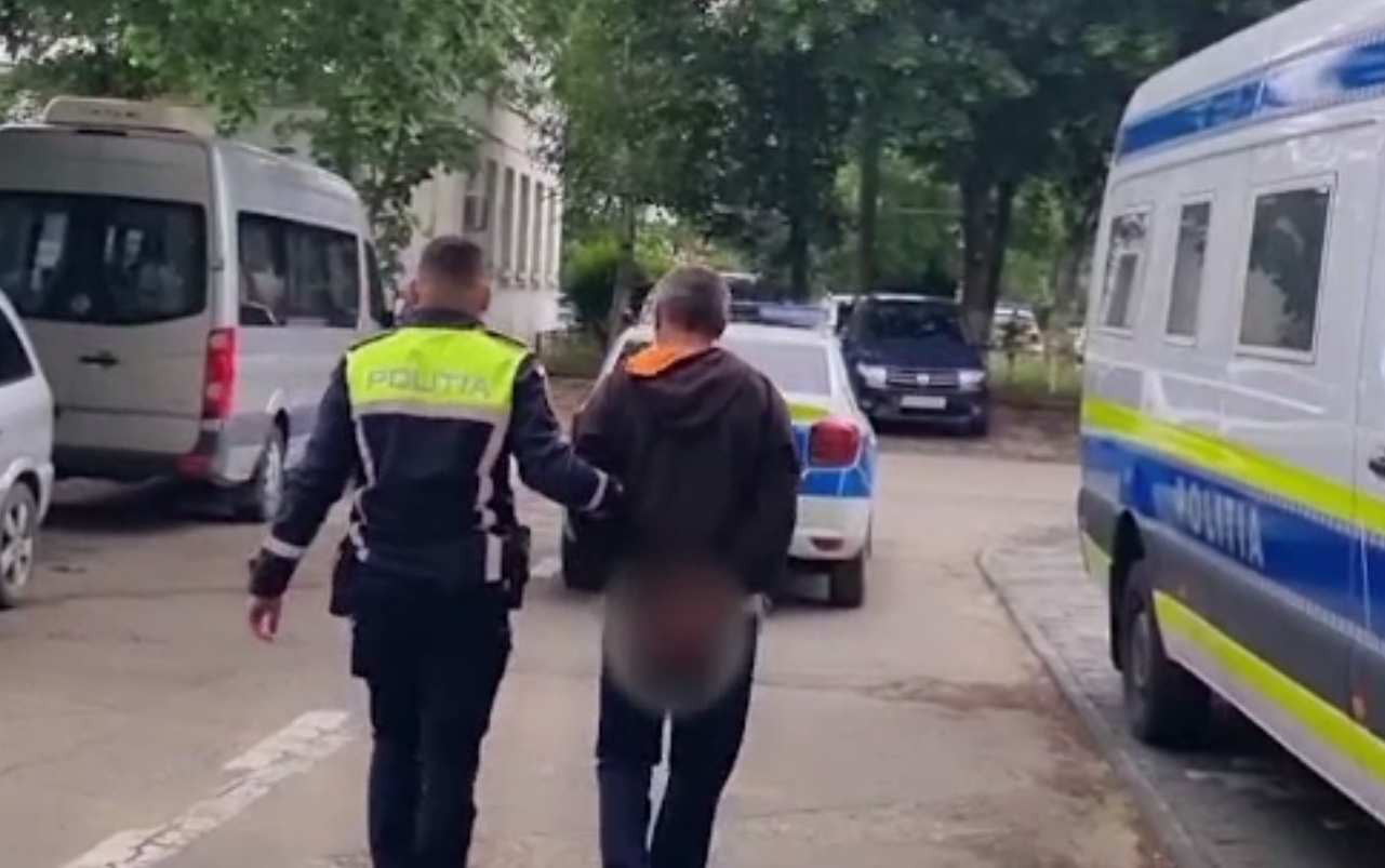 Un copil a sunat la 112, speriat de tatăl violent. După scandalul din familie, tatăl a fost cel care a chemat Poliția