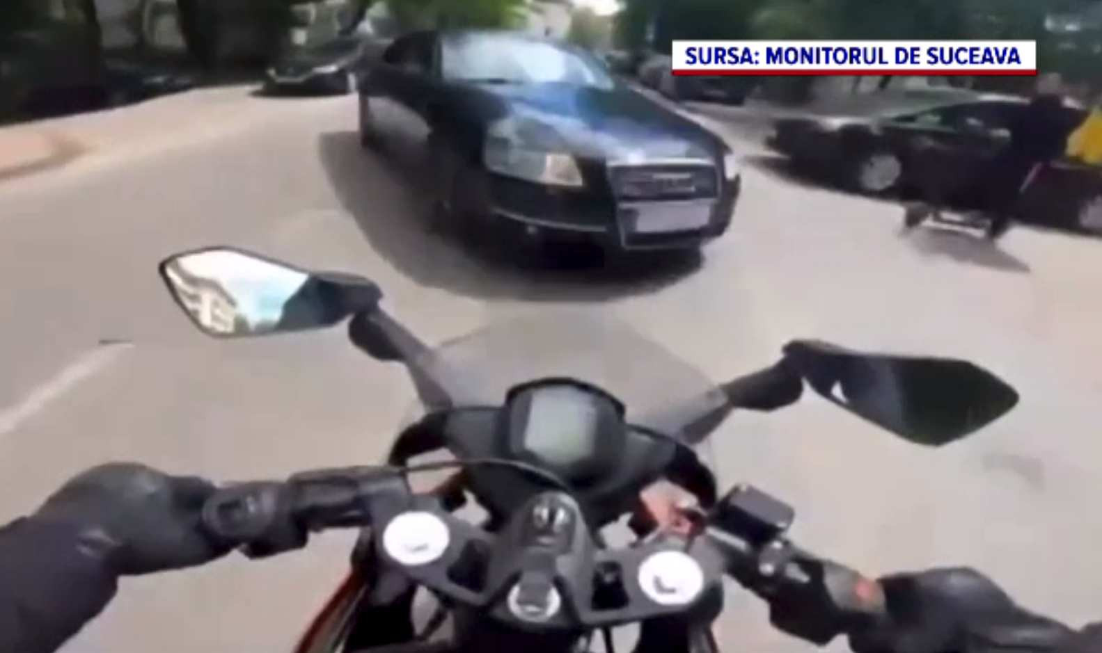 Impactul dintre o motocicletă și o mașină, filmat cu camera de pe cască. Ce a pățit motociclistul