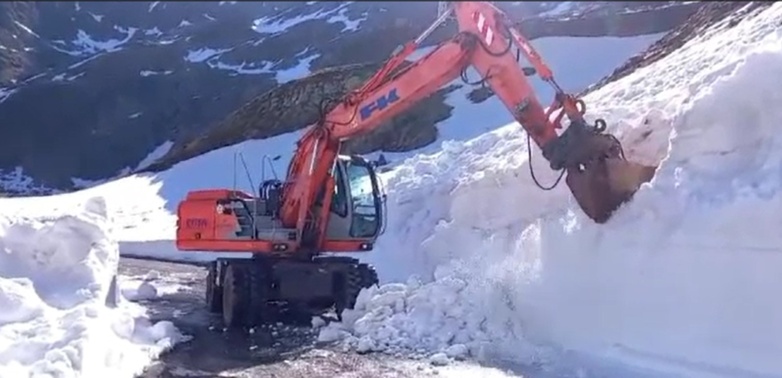 Avalanșele au făcut prăpăd pe Transfăgărășan. Stratul de zăpadă e de 4 metri în unele zone. Ce se întâmplă pe Transalpina