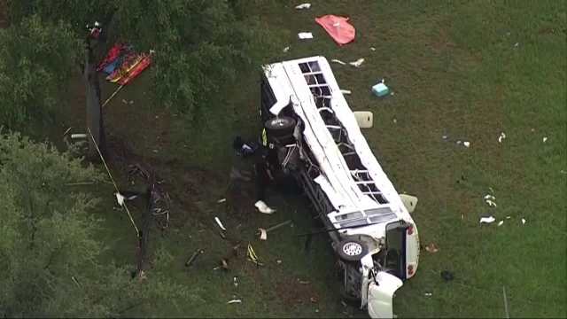 Cel puțin opt morți și zeci de răniți, după ce un autobuz cu muncitori a fost izbit în plin de o camionetă