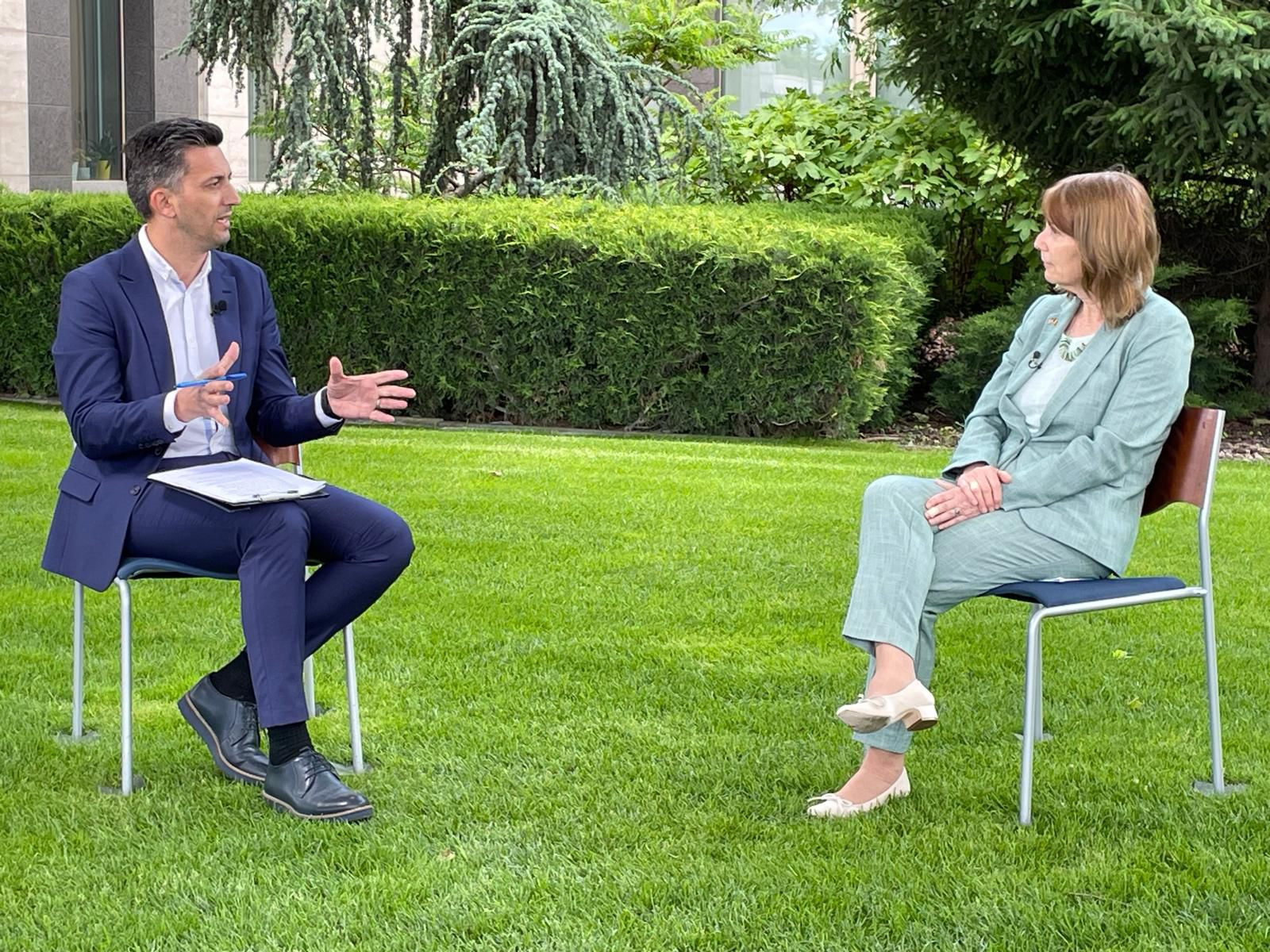 Ambasadoarea SUA îl contrazice pe premier. Românii scapă de vize ”cel mai devreme” în 2025, nu în toamnă cum se lăuda Ciolacu