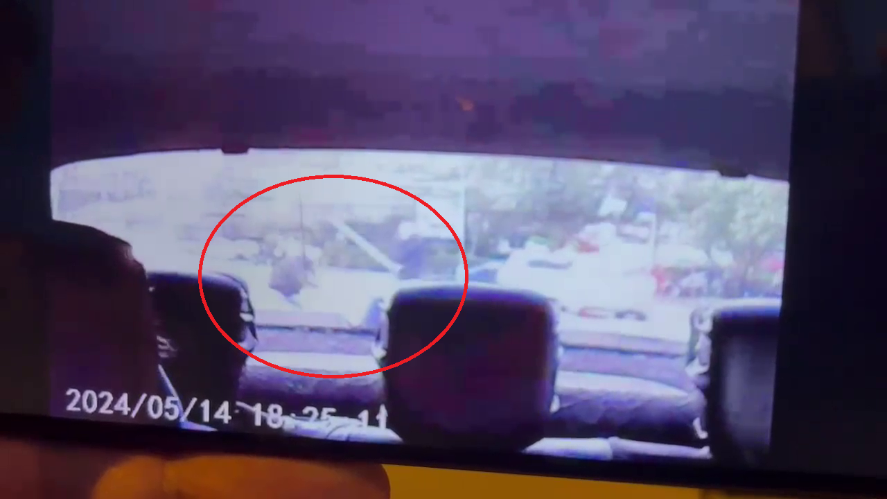 Video șocant cu momentul în care bărbatul ucis în Crângași este bătut cu araci de lemn. Șoferi și pietoni asistau îngroziți