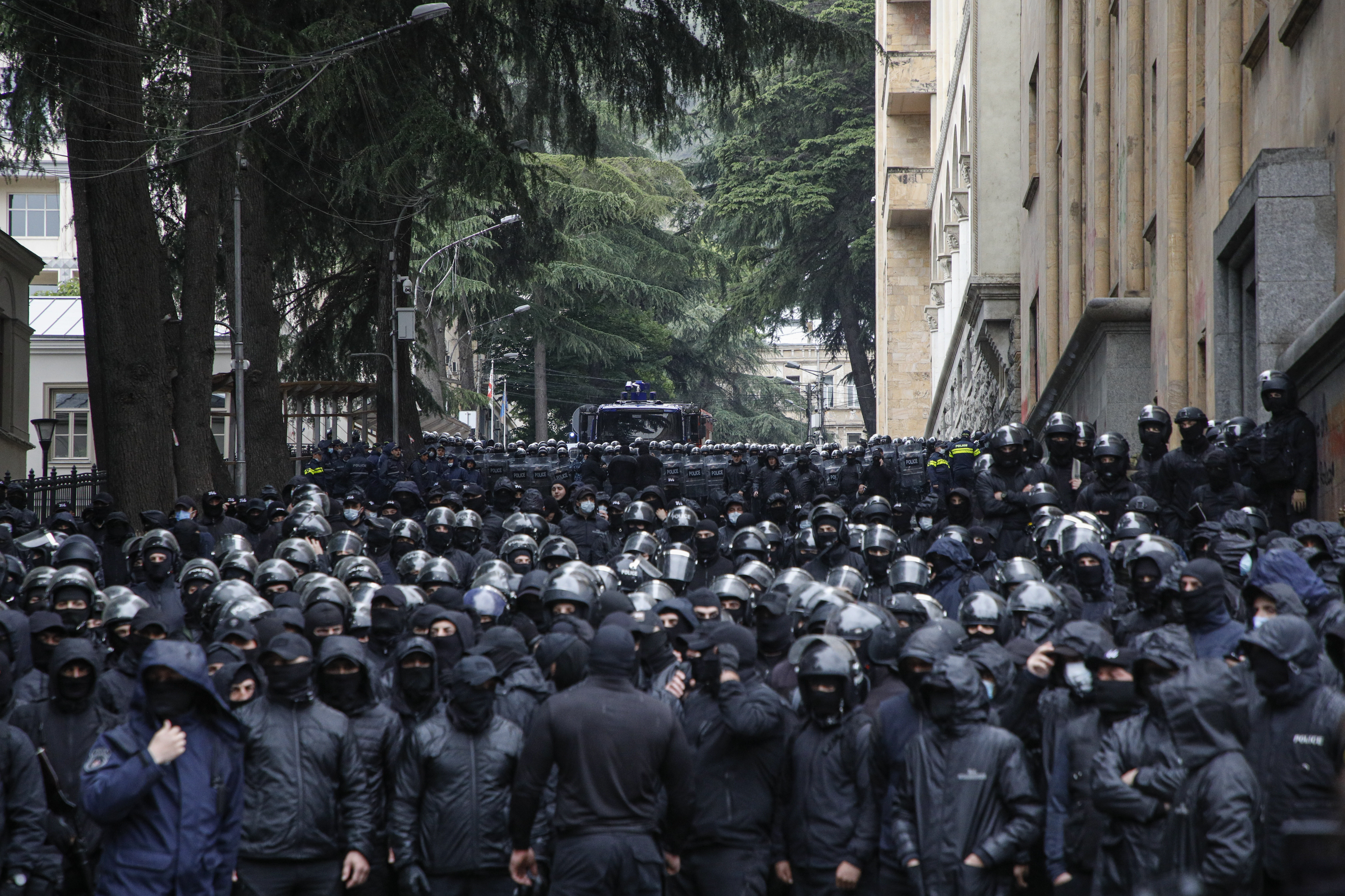 Trupele speciale din Georgia au acționat în forță împotriva protestatarilor de la Parlament, nemulțumiți de ”legea rusească”