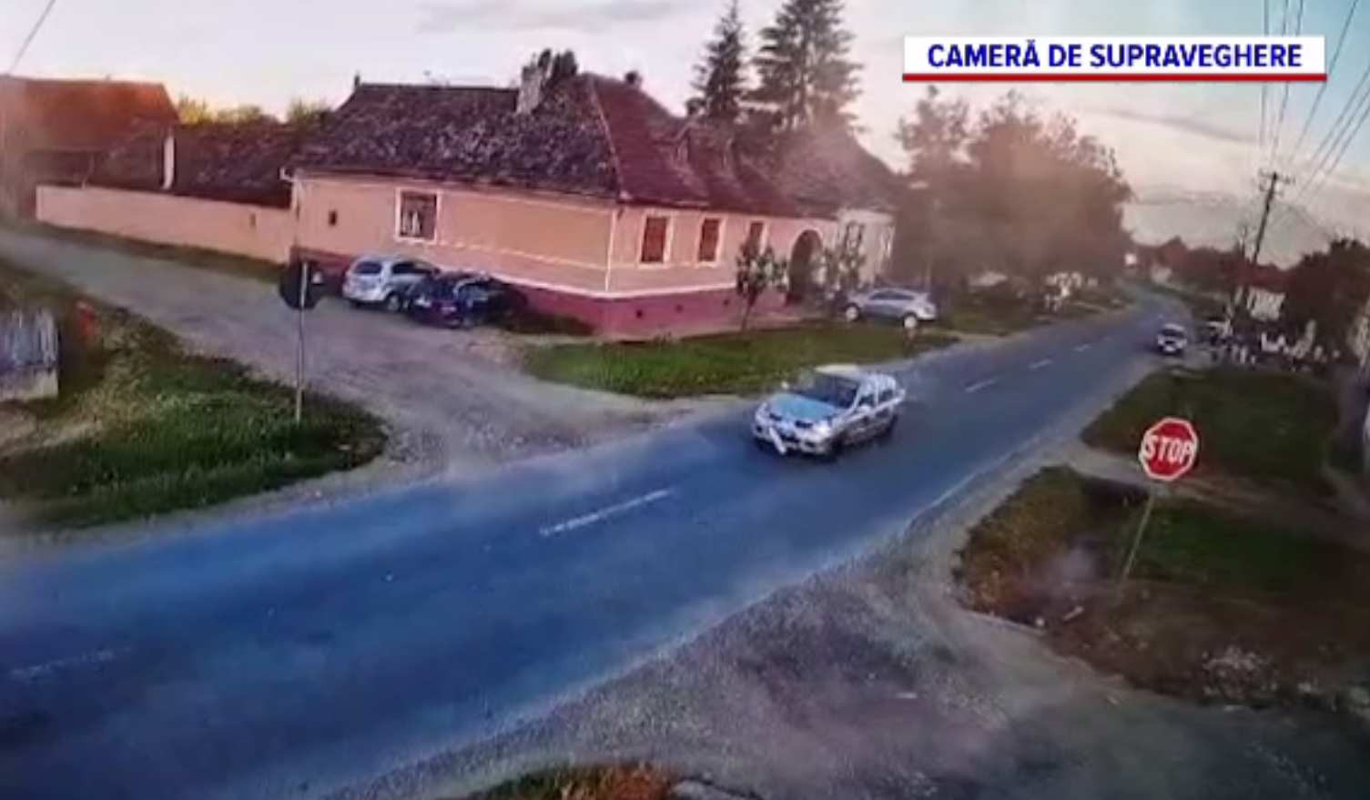 Momentul în care individul din Brașov tamponează intenționat mașina în care se află soția și copiii lor. „Du-te la pușcărie”