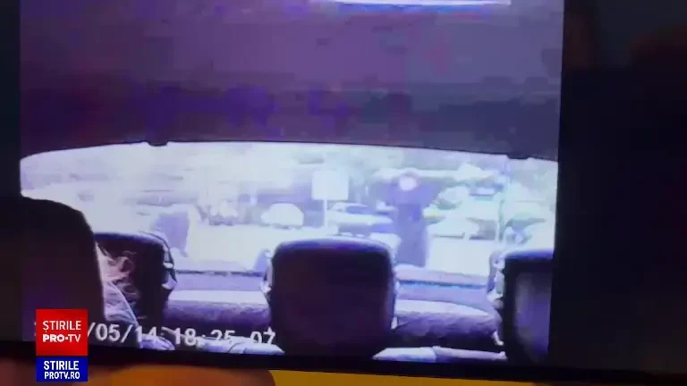 Momentul în care bărbatul ucis în Crângași este bătut de cei doi tineri cu araci de lemn. Șoferi și pietoni asistau îngroziți