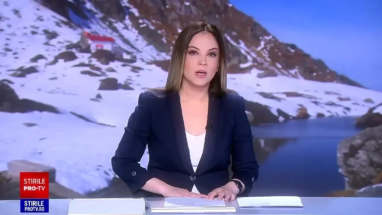 Peisaj de iarnă la jumătatea lunii mai, pe Transalpina. Stratul de zăpadă are câțiva centimetri