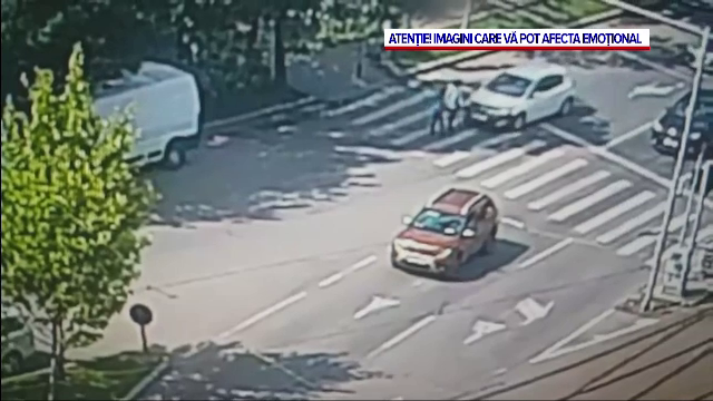 O femeie cu un copil au fost spulberați pe trecerea de pietoni, în București. Momentul a fost filmat