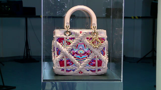 Geanta Lady Dior reinterpretată de un artist român, cu motive din folclorul românesc, expusă la Romanian Creative Week