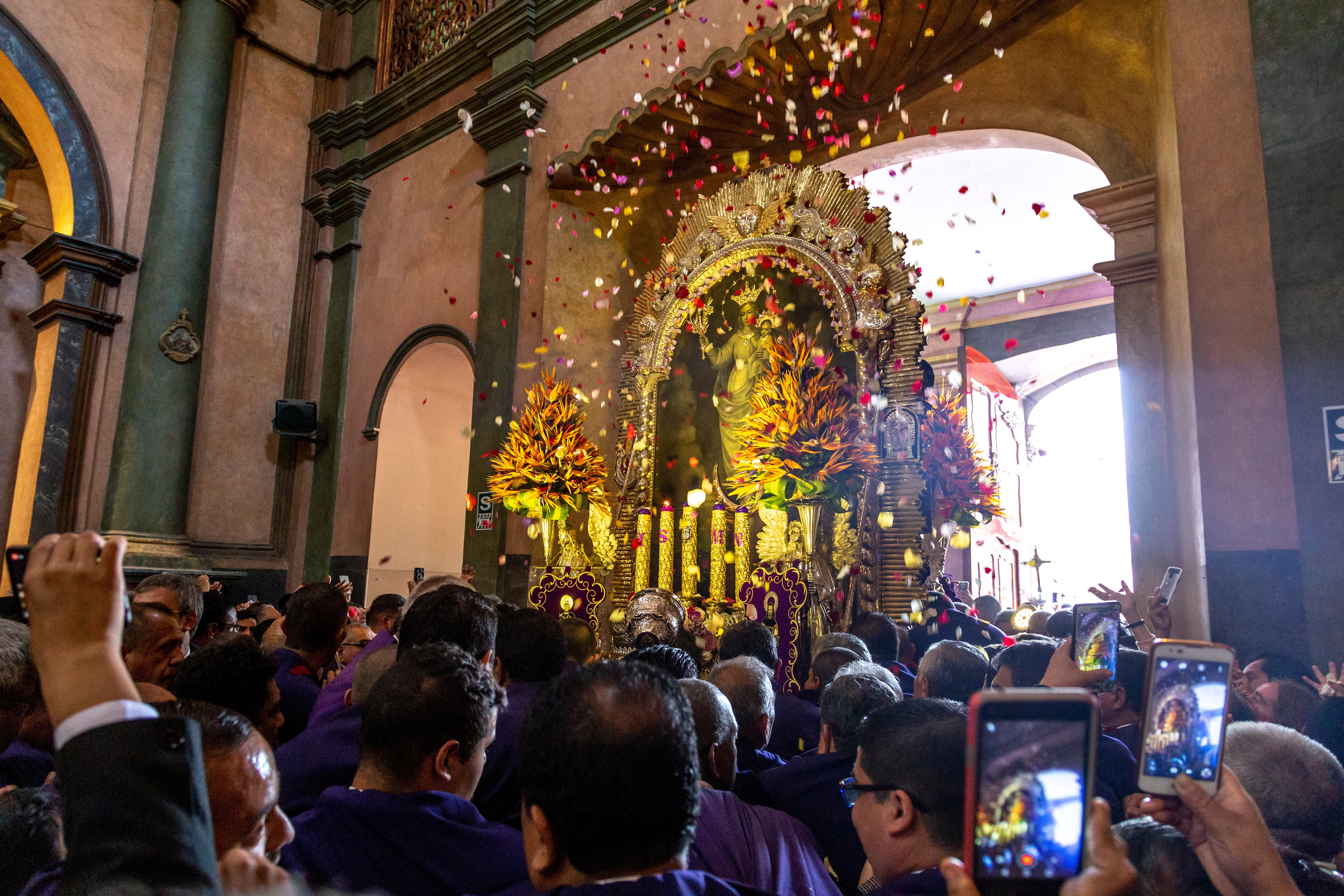 Vaticanul schimbă regulile privind fenomenele paranormale. Miracolele care atrag milioane de creștini