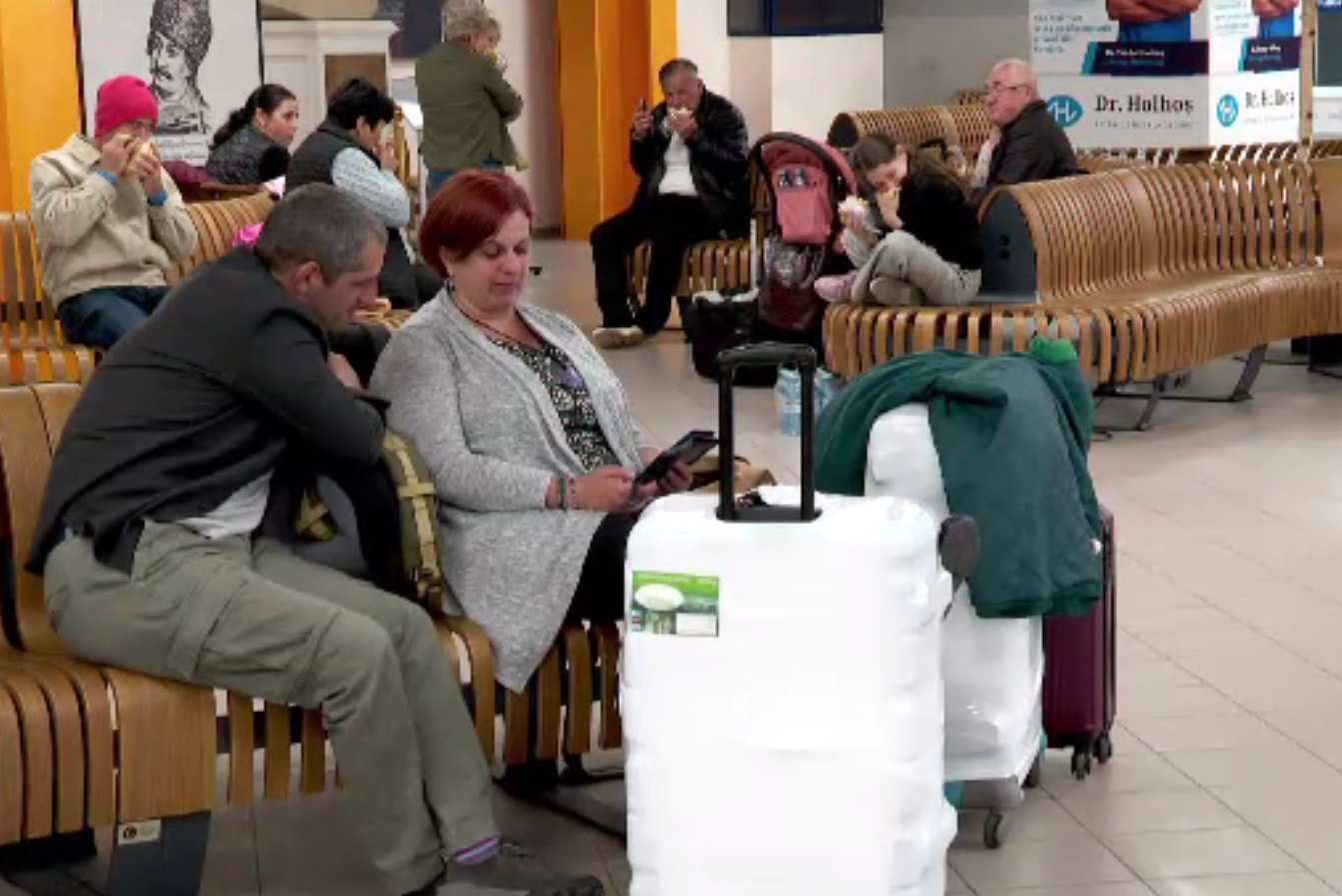 Pățania unor români pe unul dintre cele mai mari aeroporturi din țară. Avionul a plecat fără ei