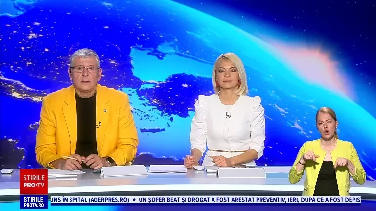 Geanta Lady Dior reinterpretată de un artist român, cu motive din folclorul românesc, expusă la Romanian Creative Week