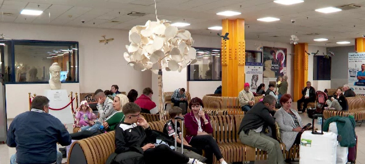 Specialiștii au dat verdictul. Ce se poate întâmpla în cazul zecilor de români care nu au putut să urce într-un avion