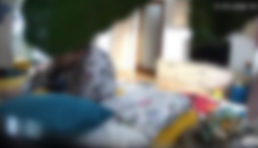 O femeie ar fi agresat fizic un copil de un an și nouă luni cât timp a stat cu el, ca bonă. A fost reținută | VIDEO