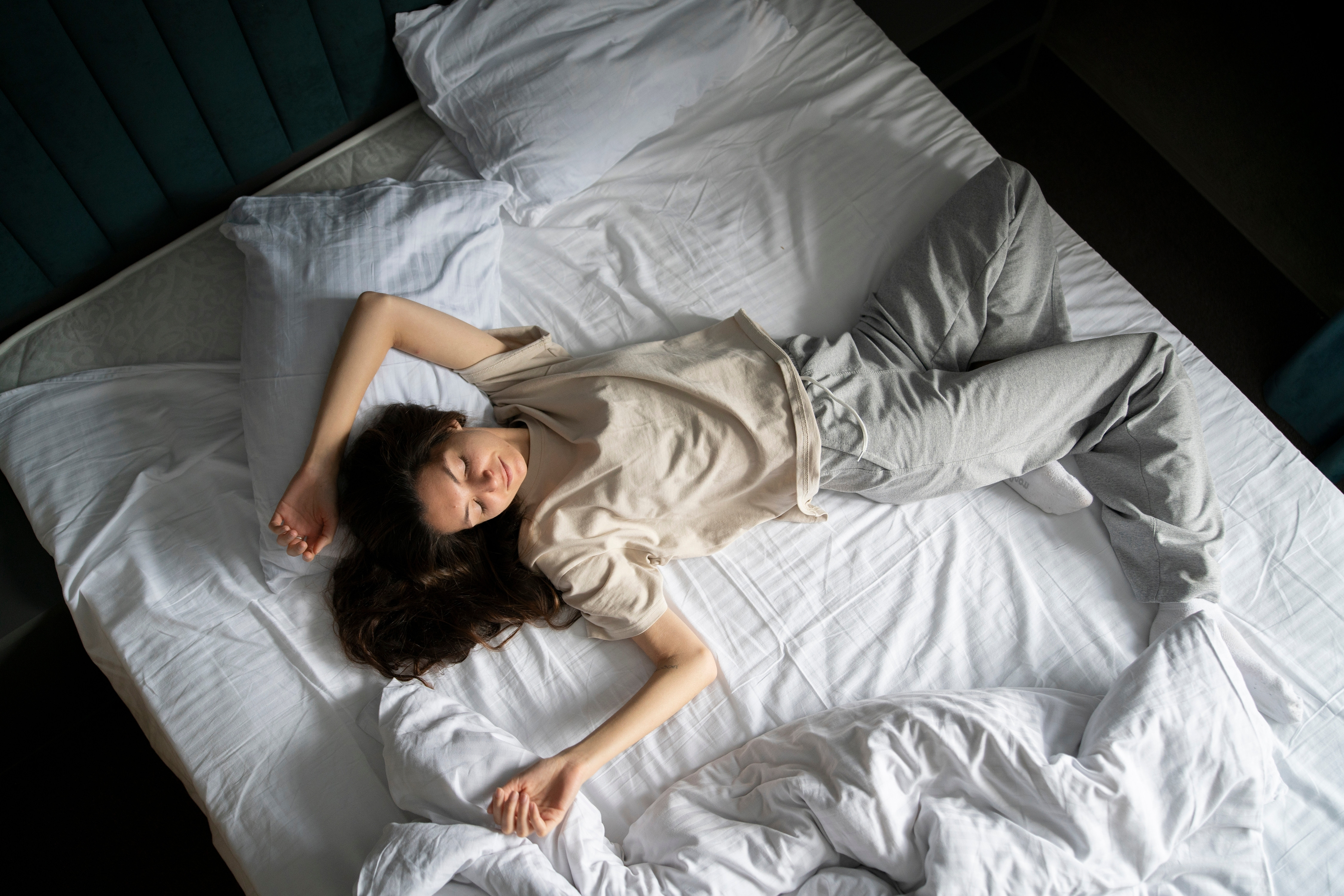 Pozițiile de somn care te ajută să dormi cel mai bine. Cum trebuie să dormi, conform specialiștilor