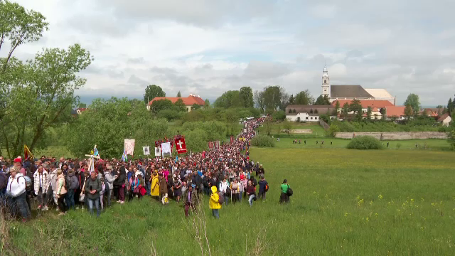 Sute de mii de credincioși au plecat în pelerinaj pe dealul de la Șumuleu. Un bărbat a mers pe jos 12 ore