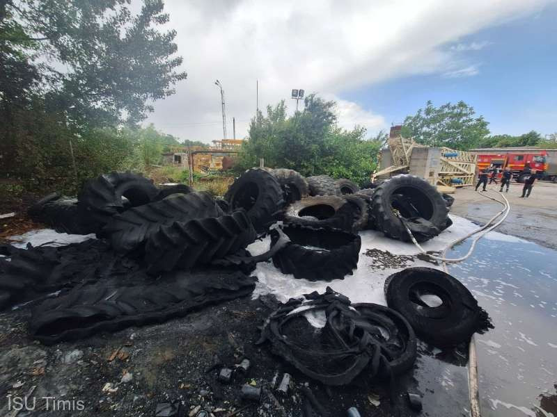 Incendiu de porporții în Timișoara, în curtea comună a mai multor firme. Ard deșeuri și anvelope