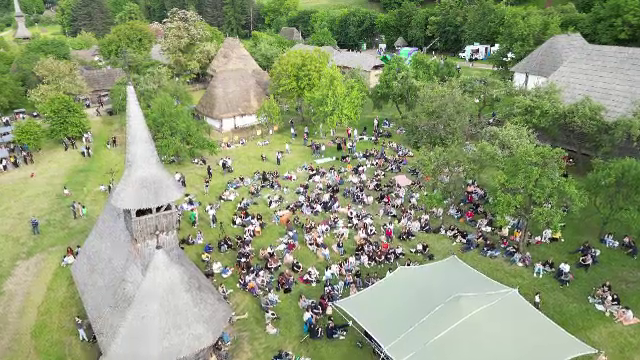 Atmosferă de poveste în Cluj. Oamenii s-au bucurat de muzică, plăcinte și obiecte handmade. „E frumos aici”