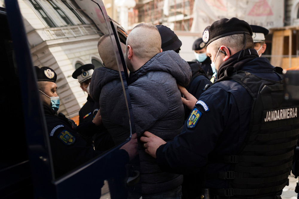 Bărbat agresiv, înarmat cu un cuţit, imobilizat de jandarmi într-o sală de jocuri din Cluj-Napoca