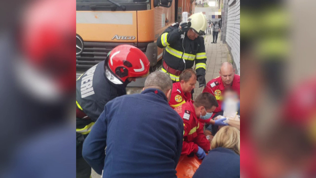 Gestul care aproape l-a costat viața pe șoferul unei mașini de la gunoi din Mureș. A fost prins ca într-o menghină și strivit