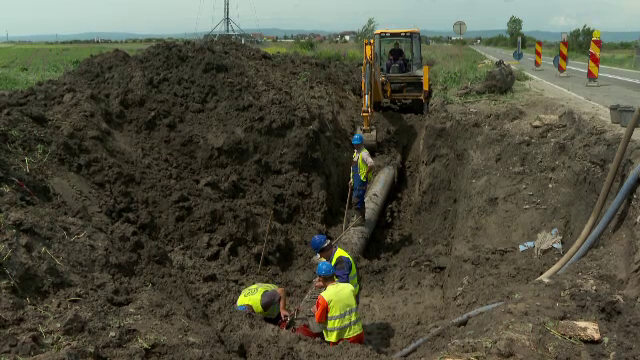 Un ”Dorel” a lăsat o parte din județul Vrancea fără apă după ce a spart cu excavatorul magistrala de apă abia pusă