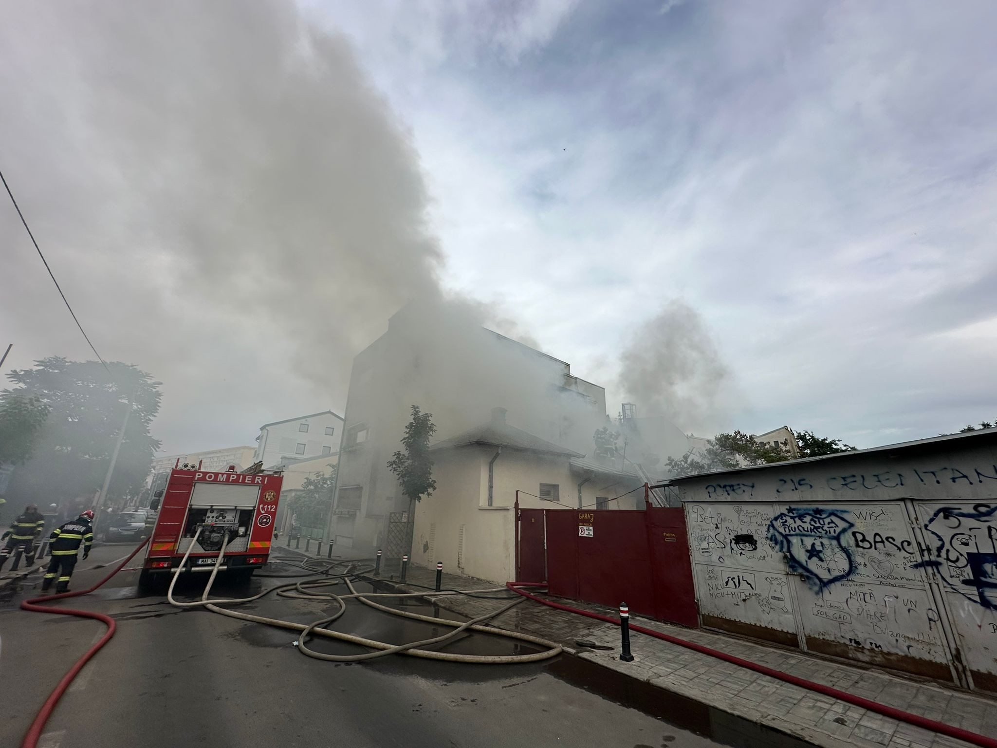 Incendiu la o casă din București. Pompierii au intervenit cu cinci autospeciale în Sectorul 2
