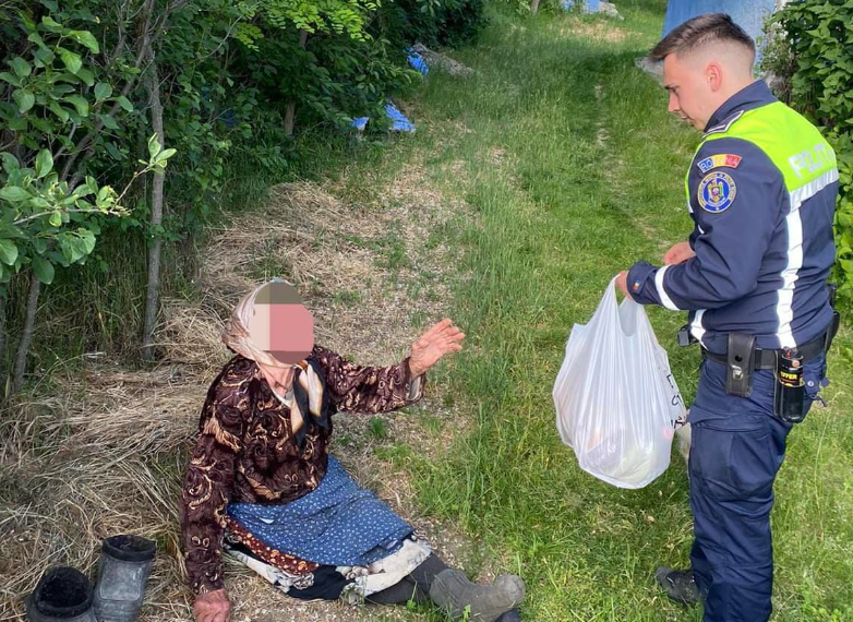 O bătrână din Botoșani, flămândă de câteva zile, a fost găsită așteptându-și fiul la poartă. Gestul făcut de doi polițiști