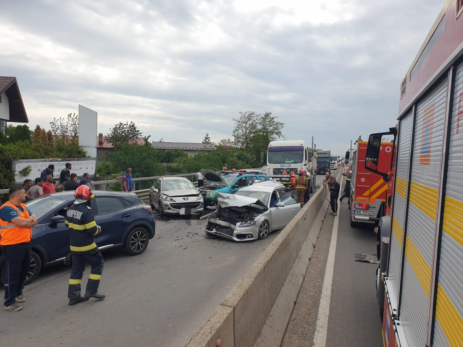 Carambol pe DN1. Șapte vehicule au fost implicate în accident, trei persoane sunt rănite. Traficul spre București este oprit