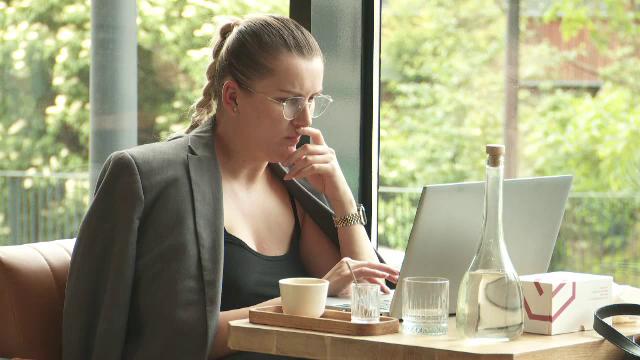 Cafeneaua nu e birou. Patronii încep să limiteze ocuparea meselor de clienți care deschid laptop-ul. Stau mult, consumă puțin