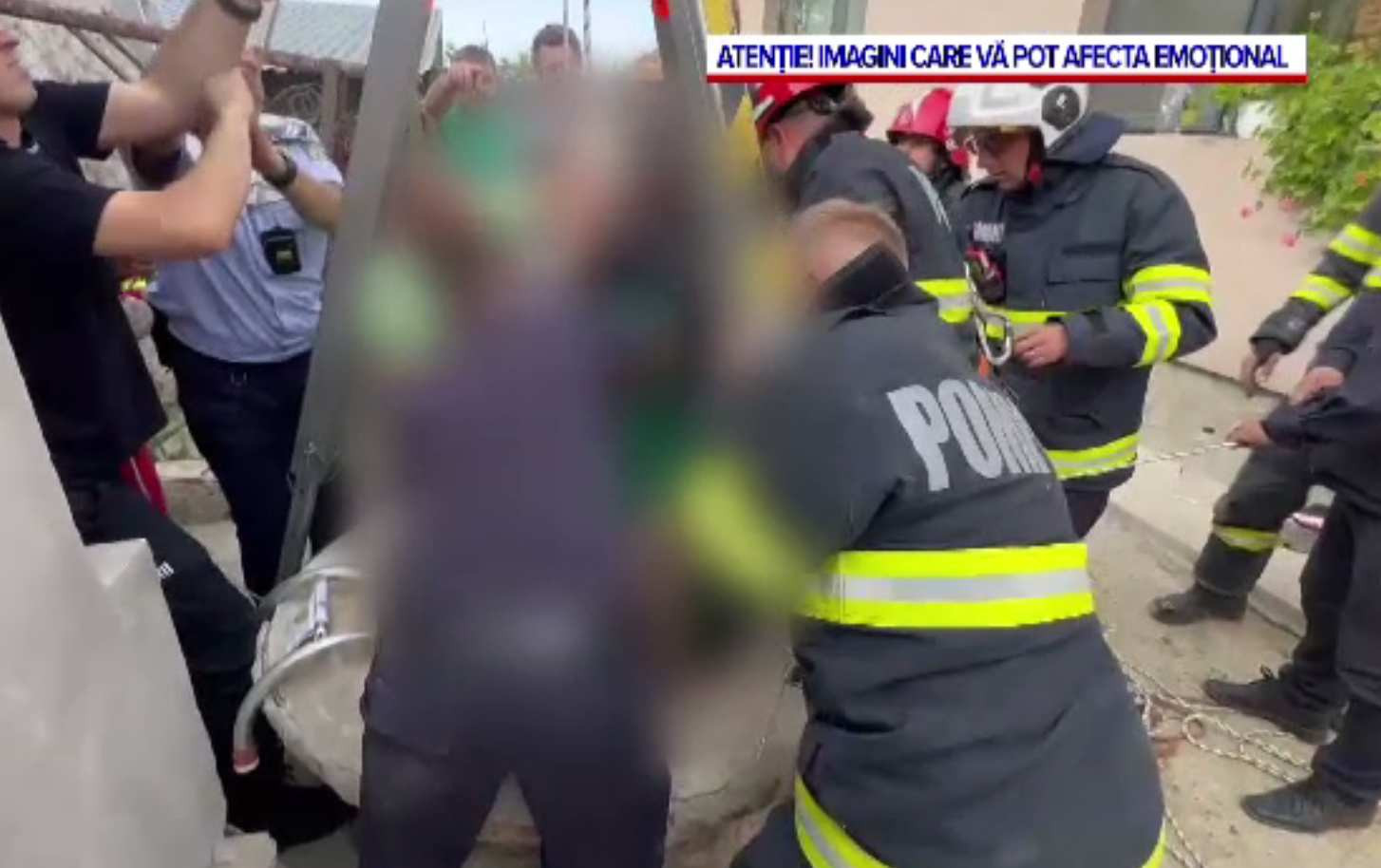 Un bărbat a supraviețuit miraculos două ore, într-o fântână surpată. De ce au intervenit pompierii cu mâinile goale