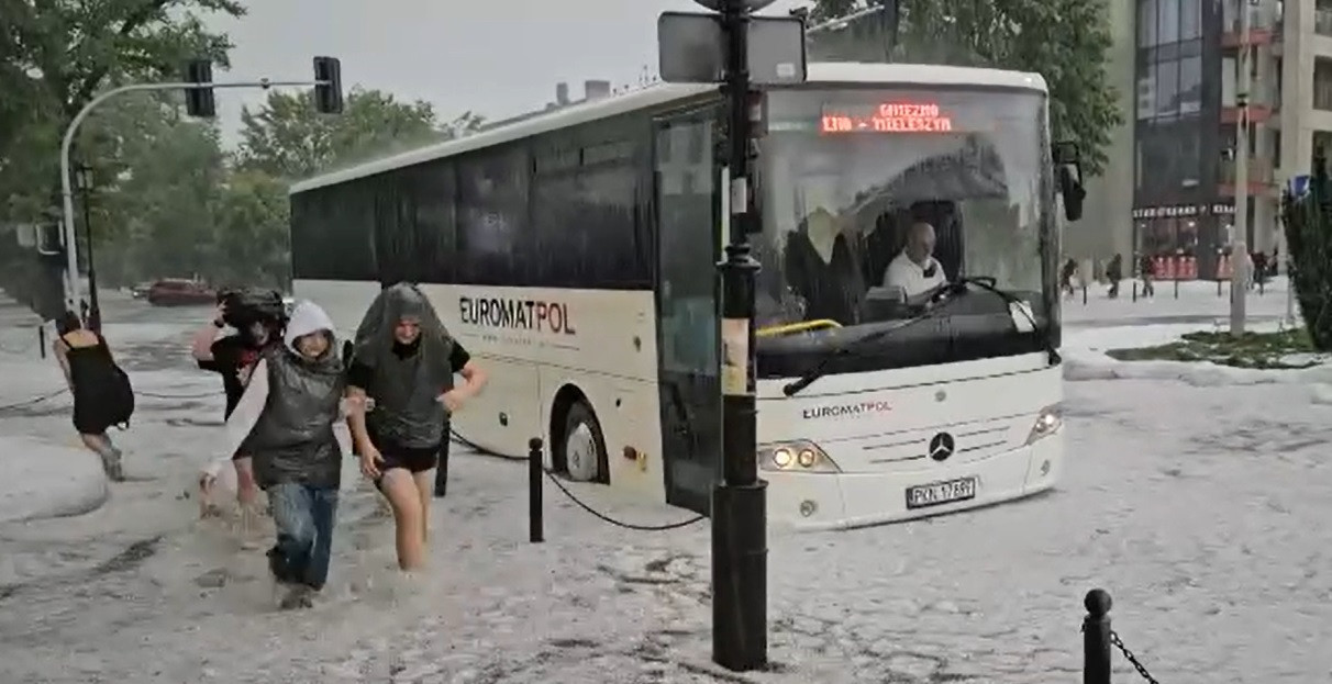 O furtună cu grindină a făcut prăpăd în vestul Poloniei. Străzile și clădirile dintr-un oraș, inundate