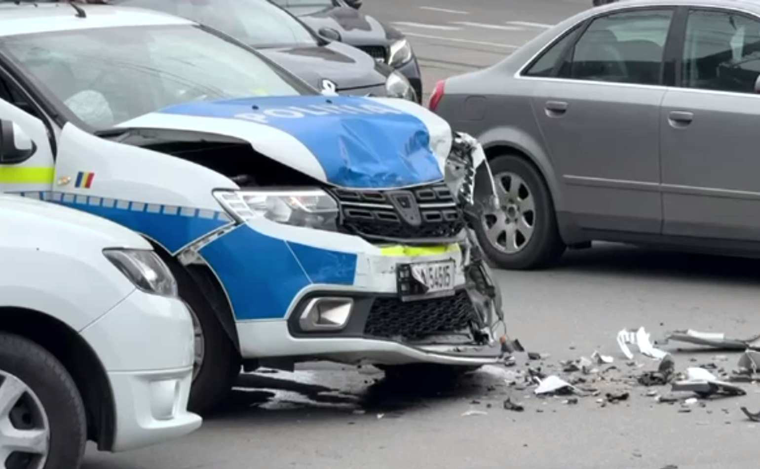 Mașină de poliție în misiune, lovită într-o intersecție din Craiova. Ce a arătat alcooltestul