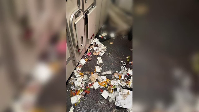 Peste 20 de pasageri din avionul Singapore Airlines au traumatisme la coloana vertebrală. Care este starea pacienților