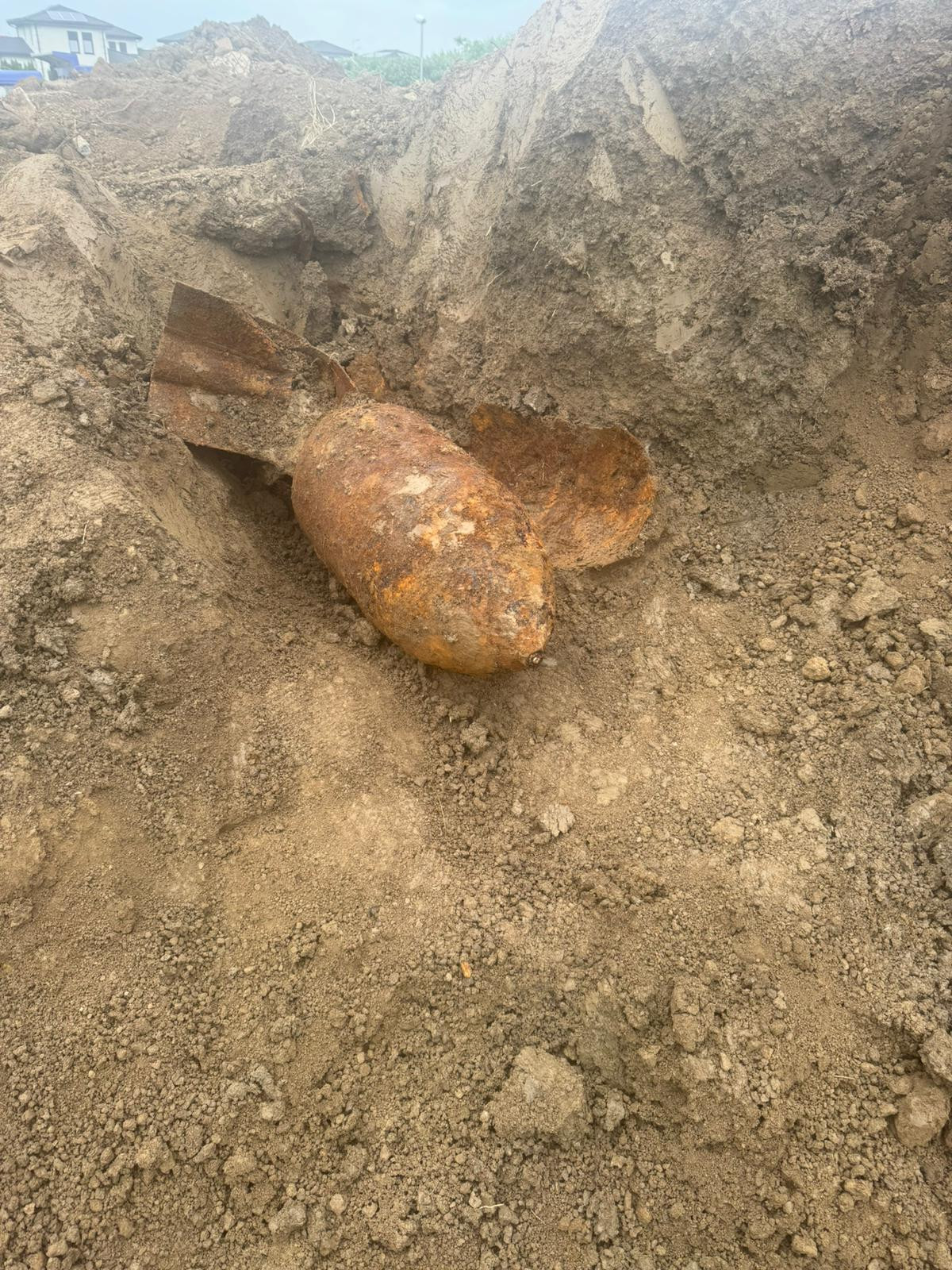 Ce au descoperit mai mulți muncitori din Satu Mare în timpul unor lucrări de excavare. Au sunat imediat la 112 | FOTO