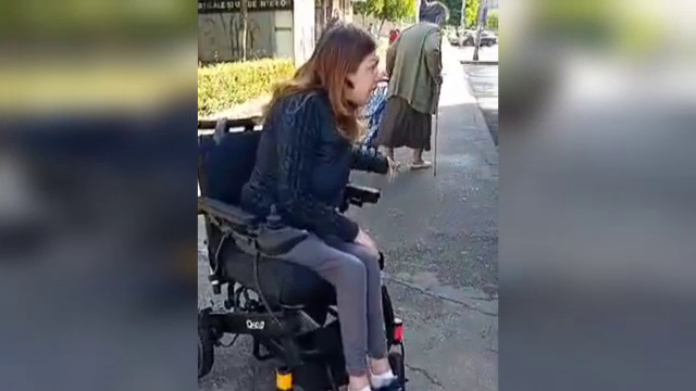 Un şofer de autobuz din Craiova a refuzat să coboare rampa specială pentru o tânără în scaun cu rotile. VIDEO