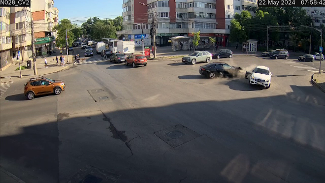 Accident violent în Iași. Un șofer care nu s-a asigurat a fost izbit în plin de o altă mașină care circula cu viteză