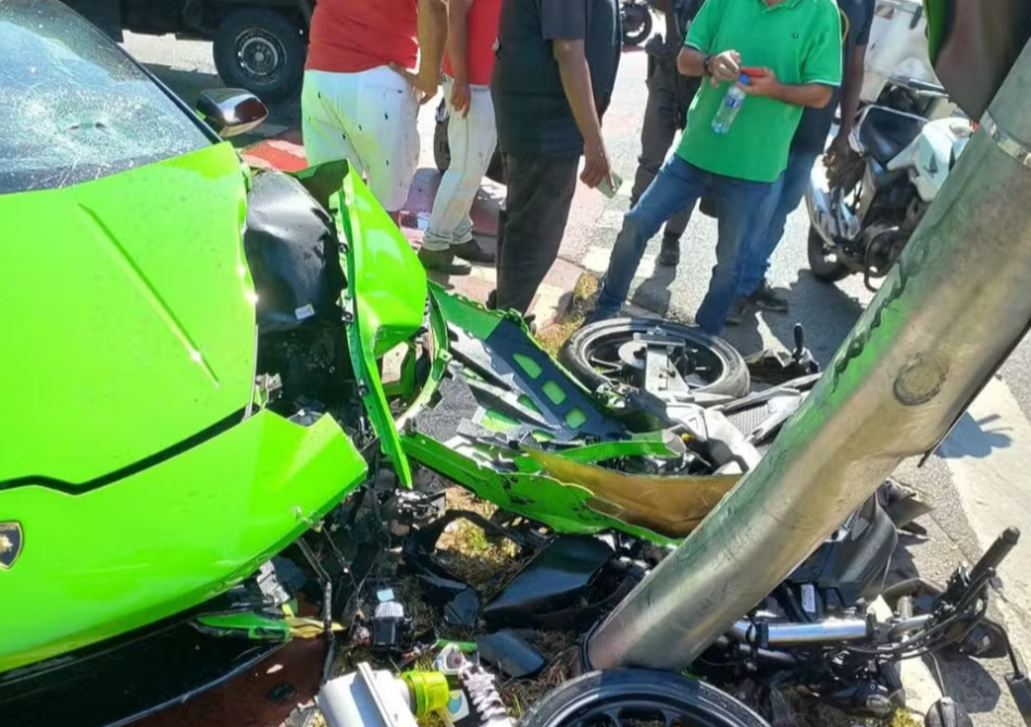 A intrat cu Lamborghiniul de 530.000 de euro într-un stâlp, când urmărea motociclistul care îi furase Rolexul de la mână FOTO
