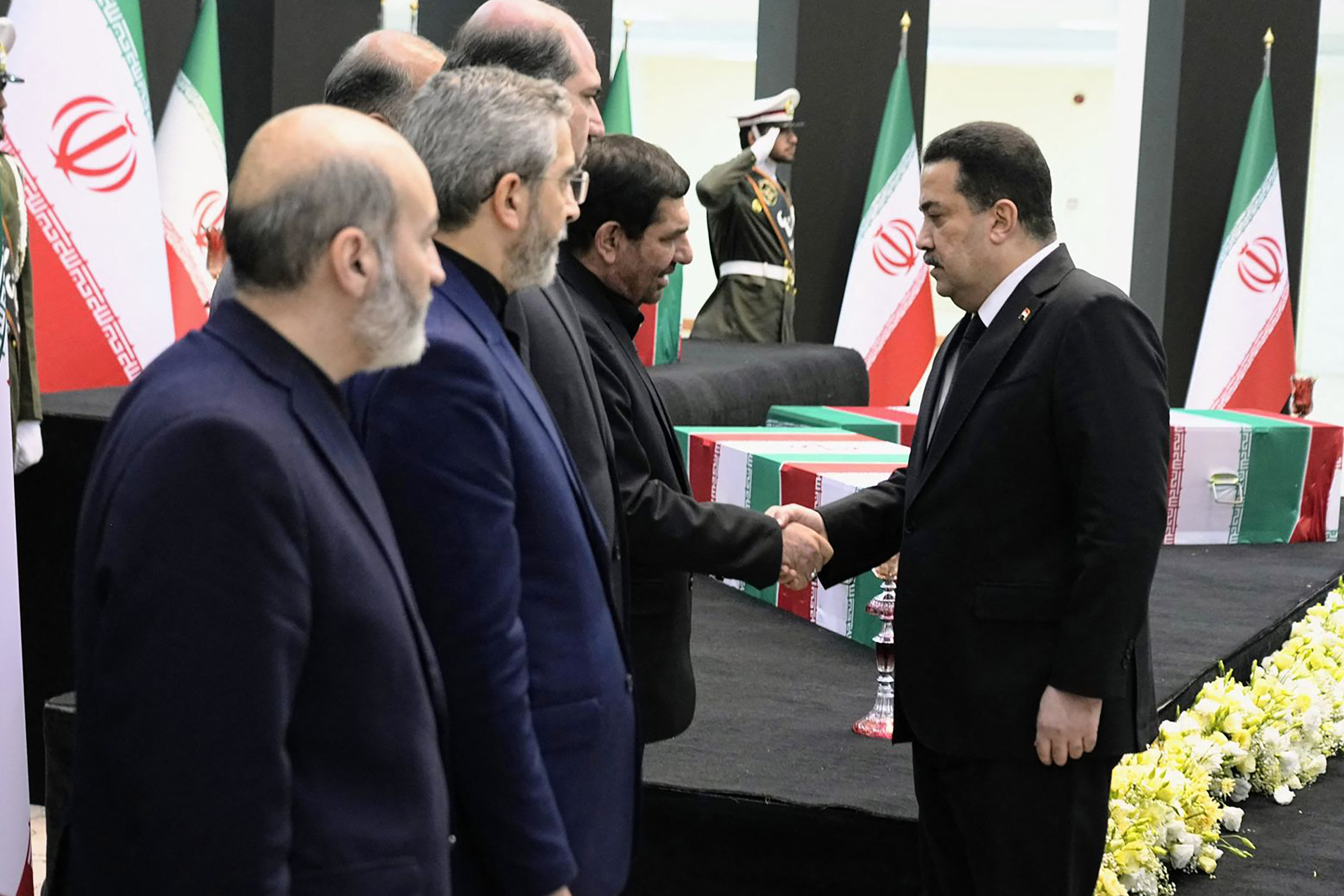 O mulţime uriaşă de oameni s-a adunat să-i aducă un ultim omagiu lui Raisi la funeraliile de la Teheran. GALERIE FOTO
