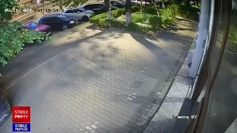 O femeie a fost atacată din senin de un tânăr pe o stradă din Bucureşti. Momentul a fost surprins de camere | VIDEO